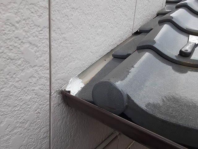 母家建物の屋根谷板金と軒樋との連結部の補修完了状況