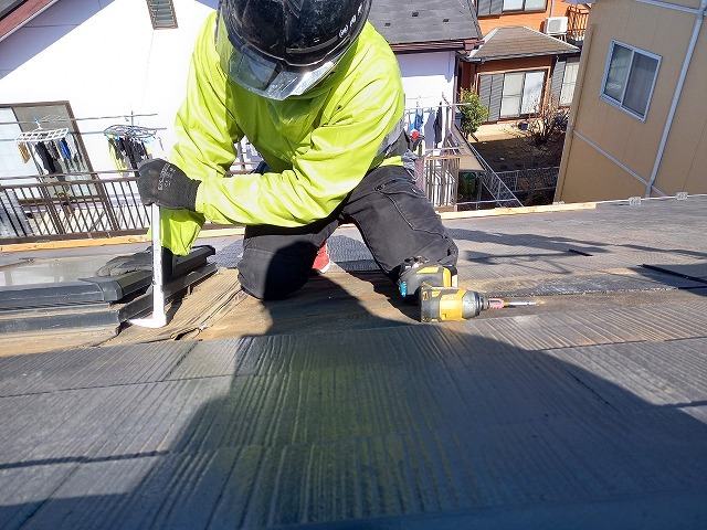 雨漏り修理のためのトップライト撤去工事でトップライト本体を取り外している状況