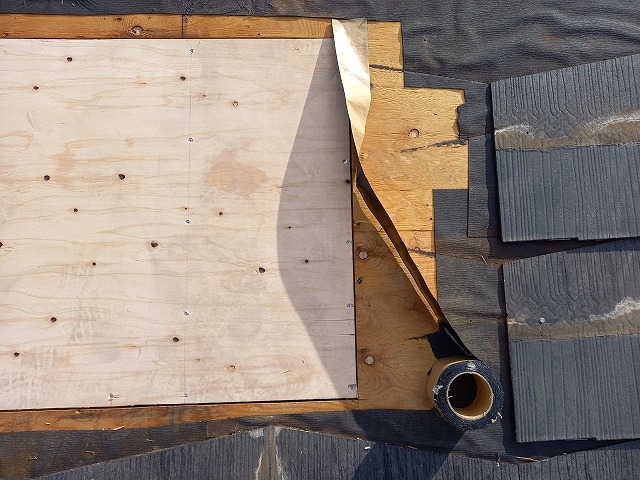 雨漏りの原因となっていたトップライトの撤去後に野地板継ぎ目への防水テープ貼り