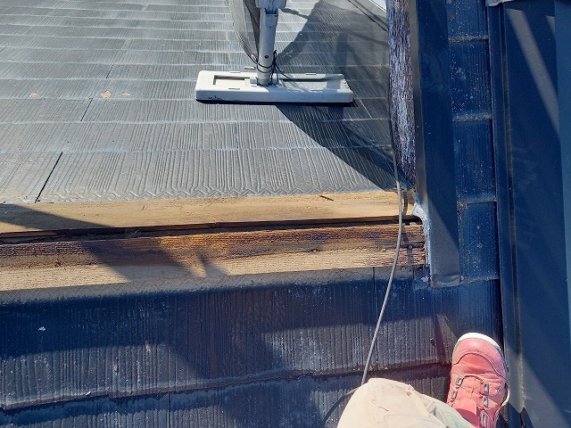 カバー工法による屋根リフォームで棟板金を取り外した後の貫板劣化状況