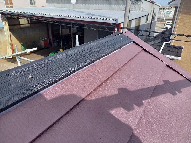 屋根カバー工法リフォームで大棟部への樹脂製の貫板取り付け