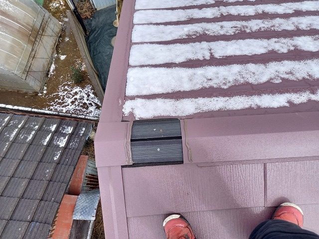 屋根カバー工法リフォームの棟板金のジョイント部に捨てコーキング塗布状況