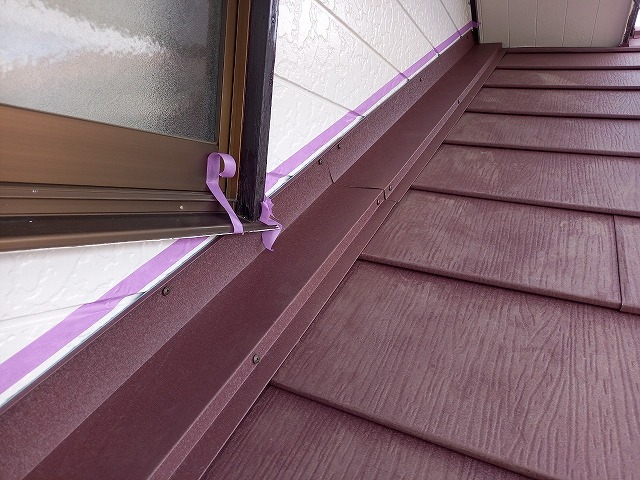 屋根カバー工法リフォームの下屋根と外壁との取り合い部へマスキングテープ養生