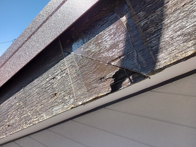 住宅の木製破風板が劣化して欠けが生じている様子