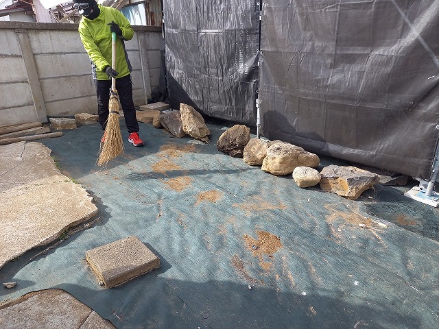 外壁塗装リフォームで建物まわりの清掃