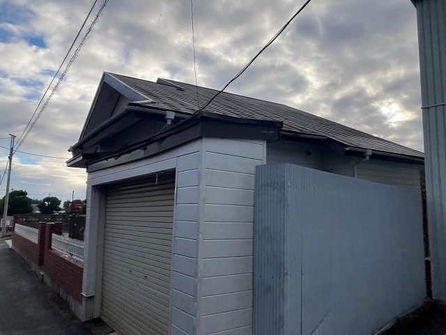 住宅の敷地内に設置されているシャッターゲートの現場調査