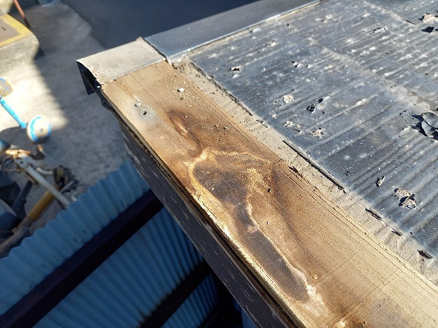 シャッターゲート屋根葺き替え工事で棟板金下地が傷んでいる様子