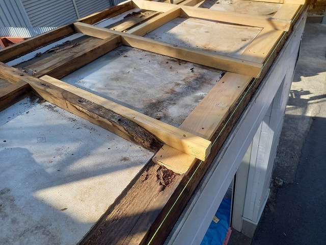 シャッターゲート屋根葺き替え工事の野地板の垂木取り付け