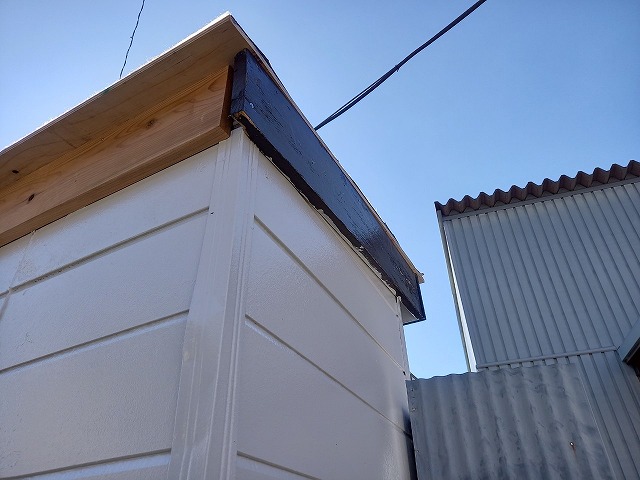 シャッターゲート屋根葺き替え工事の破風板付け直し状況