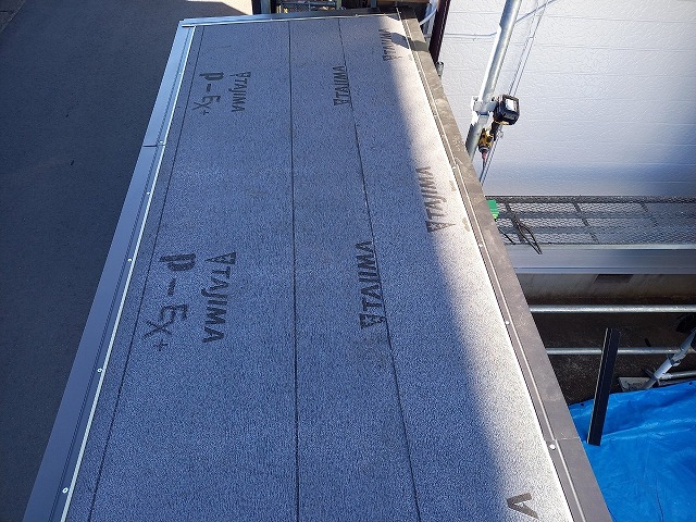 シャッターゲートの屋根葺き替え工事の水切り部材取り付けが完了