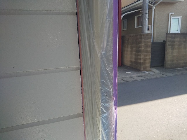 シャッターゲートのサイディング外壁塗装工事でシャッター枠への養生