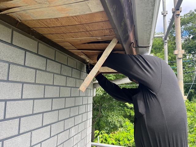 軒天張り替え補修を行うため劣化した既存の軒天を撤去している様子