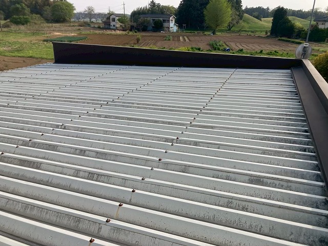 築10年の平屋住宅で行う折板屋根への無料点検の様子