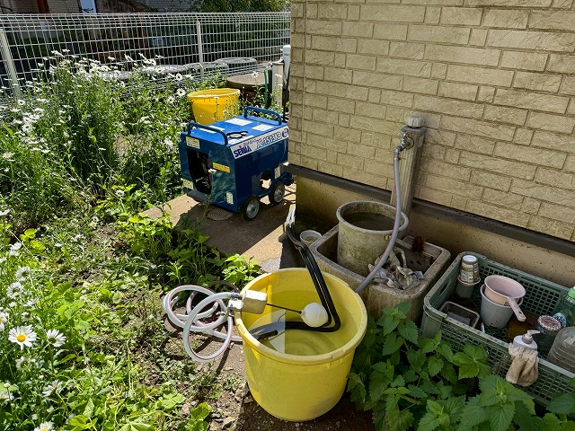 折板屋根塗装工事の高圧洗浄で使用するコンプレッサーやバケツなど