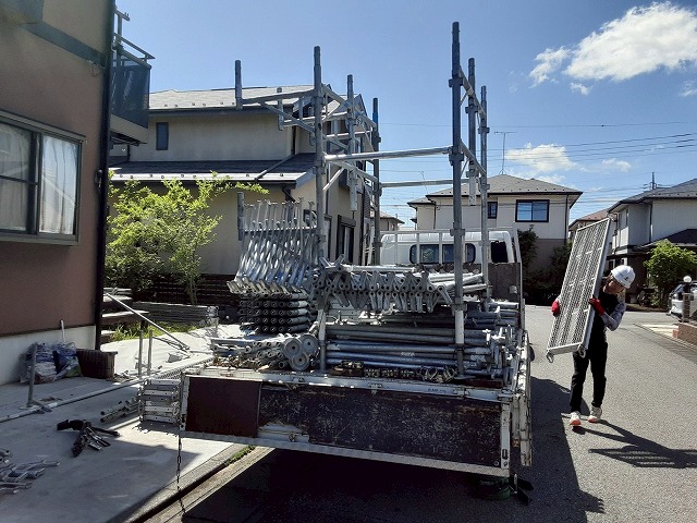 屋根カバー工事を行うための足場設置工程