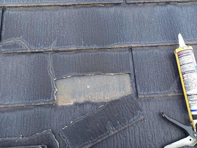 強風時に割れが生じたコロニアル屋根