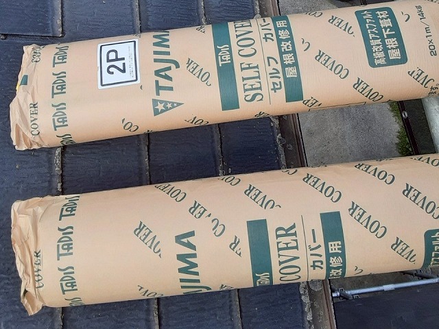 屋根カバー工事で使用する粘着式改質アスファルトルーフィング「タディスセルフカバー」