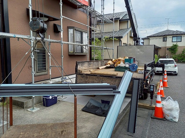 屋根カバー工事で使用する水切り役物