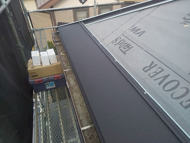 屋根カバー工事の軒先から「スーパーガルテクト」の本体葺き