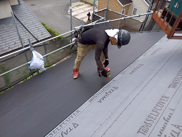 屋根カバー工事のエスジーエル鋼板屋根「スーパーガルテクト」へのステンレスビス留め付け