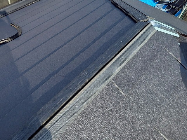 屋根カバー工事で大棟に樹脂製下地材を取り付けた状況