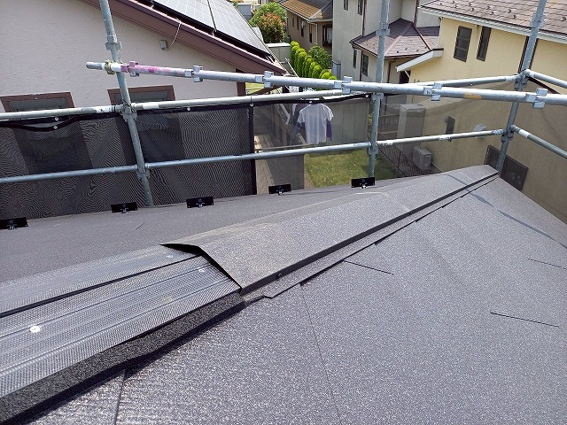 屋根カバー工事で棟包み部材を貫板に取り付けている状況