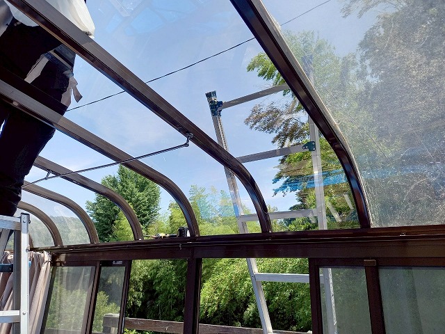 サンルームポリカ屋根張り替え修理で仮に入れていた屋根材を取り外した状況