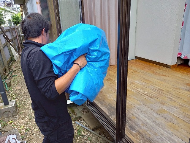 サンルームポリカ屋根張り替え修理の室内養生を行う屋根職人