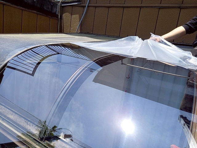 サンルーム屋根張り替え修理で新規ポリカ平板の設置と保護フィルムの除去