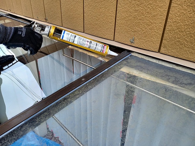 サンルーム屋根のポリカ平板と屋根フレームとの間のコーキング処理