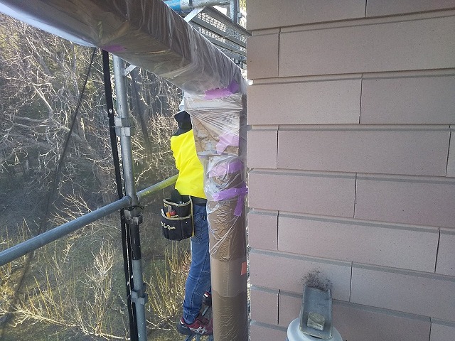 アパートタイル外壁塗装リフォームの雨樋への養生