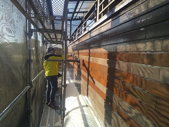 アパートタイル外壁塗装リフォームのクリヤー塗装2回目塗装