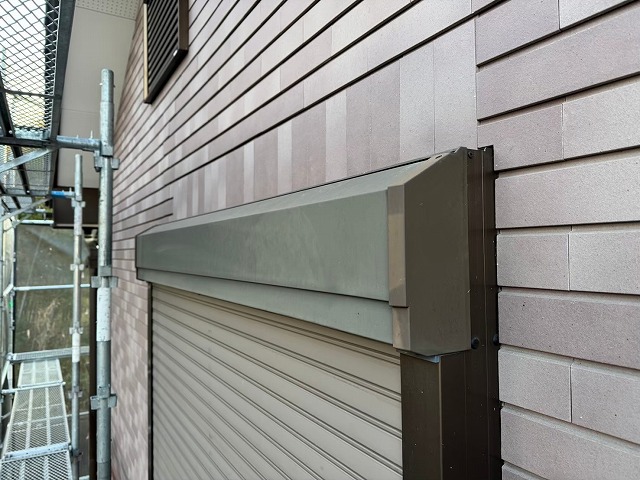 アパート建物の劣化による色あせやチョーキングが見られるシャッターボックス