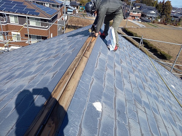 屋根カバー工法リフォームの棟板金を撤去している状況