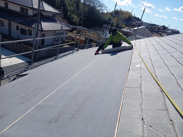 屋根カバー工法で粘着型改質アスファルトルーフィングの敷設状況