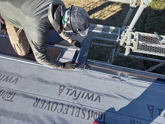 屋根カバー工法リフォームの軒先への「スーパーガルテクト」葺き施工