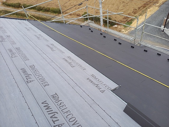 断熱強化を図るための「スーパーガルテクト」本体葺き