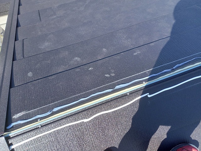 屋根カバー工法リフォームの棟部への捨てコーキング打設