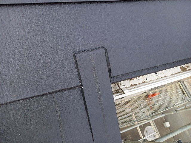 屋根カバー工法リフォームでケラバ水切りと屋根材との間にコーキング充填