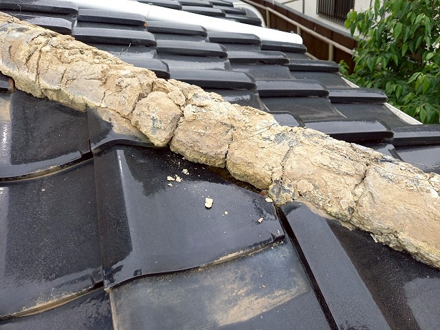 住宅下屋根の棟取り直し工事で既存冠瓦取り外し後の土台劣化状況