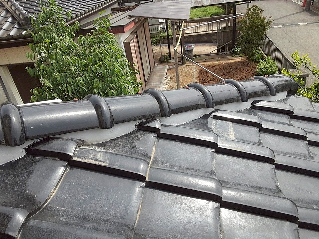 住宅下屋根部で行った棟取り直し工事の完成後出来栄え