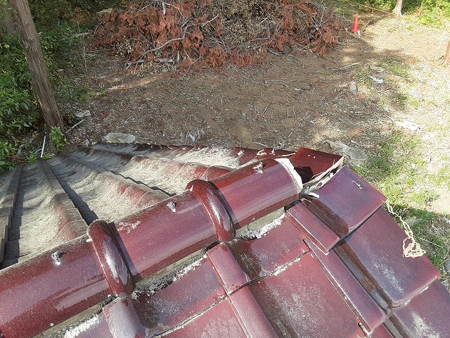 店舗建物の棟の一部が崩れ落ちている様子