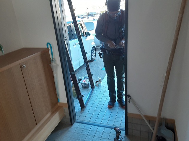 住宅玄関ドアカバー工法リフォームのリフォーム用ドア枠の取り付け前状況