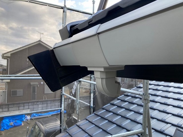 雨樋交換工事の軒樋落とし口施工