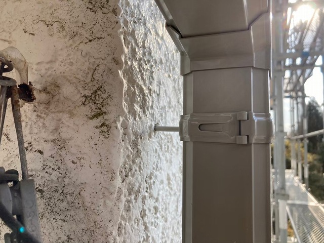 雨樋交換工事の控金具を外壁に打ち込んで取り付け