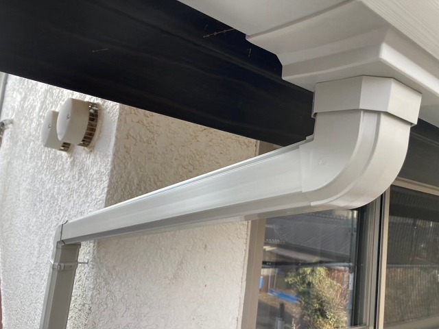 雨樋交換工事の軒樋と竪樋の接続状況