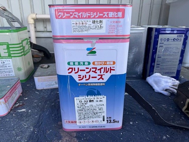 倉庫建物屋根鉄骨塗装工事の中塗りで使用する「クリーンマイルドシリコン」