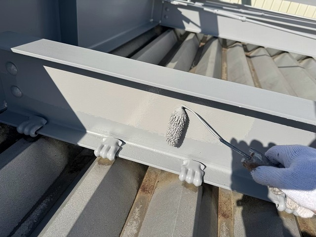 倉庫建物屋根鉄骨塗装工事の「クリーンマイルドシリコン」を用いた上塗り施工