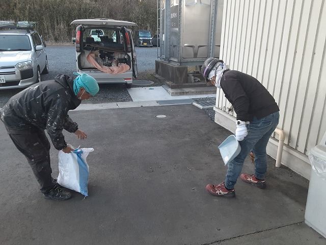 倉庫建物屋根鉄骨塗装工事の施工後に清掃を行う塗装職人