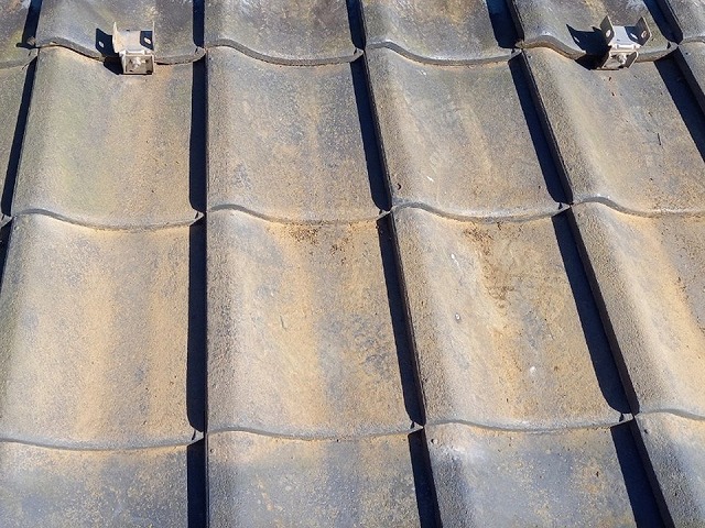 葺き替え工事を行う住宅屋根のセメント瓦